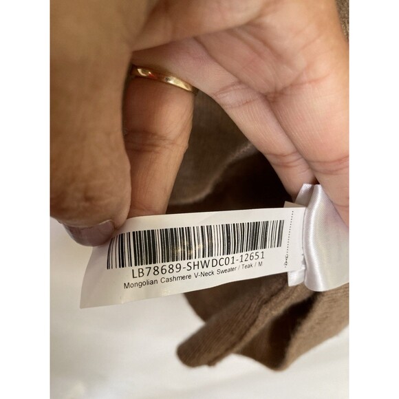 Quince 100% Cashmere Sweater Size Medium Carmel V-Neck Soft Pullover Career - Picture 9 of 12
